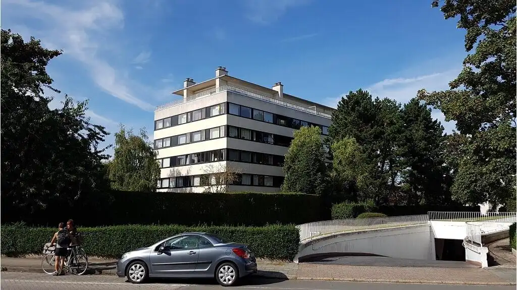 Ruim 2-slaapkamerappartement + Autostandplaats te koop in Assebroek Brugge foto 13