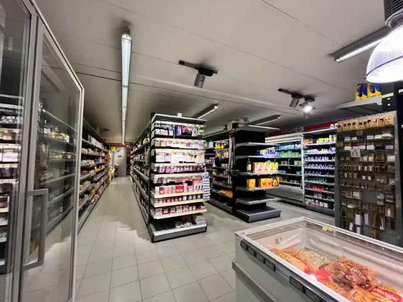 Ruim handelspand met magazijn, 120 zonnepanelen en batterijen foto 6