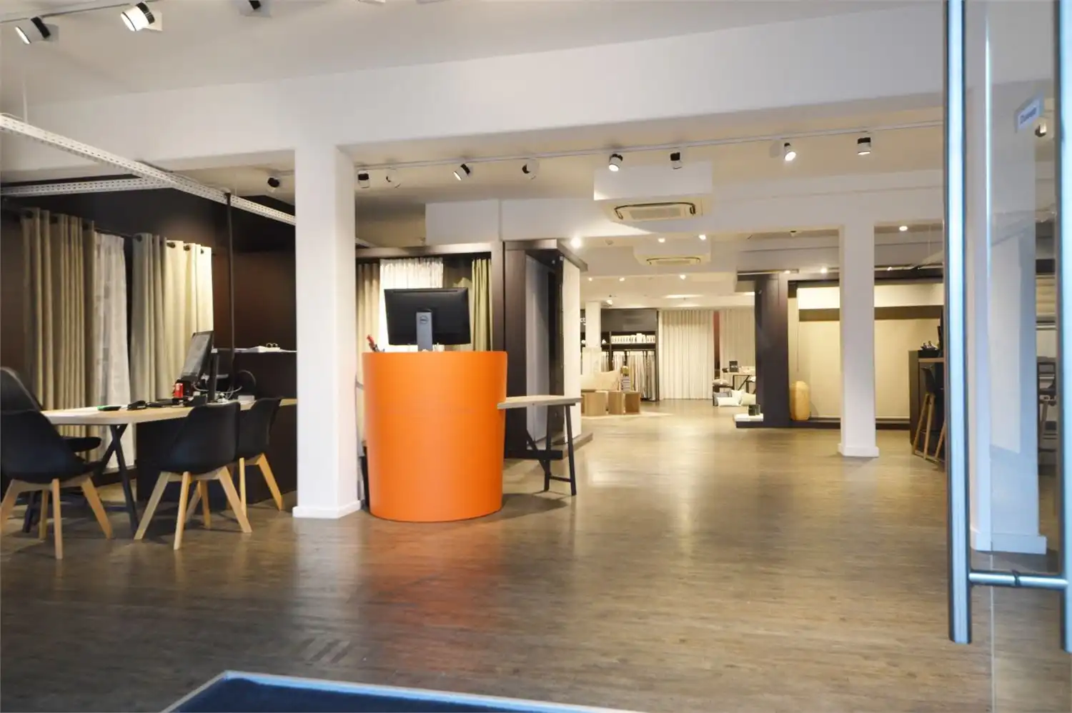 TOP GELEGEN BAANWINKEL MET PARKING NAAST IXINA EN TORFS, nabij BURGER KING & MC DONALDS foto 8