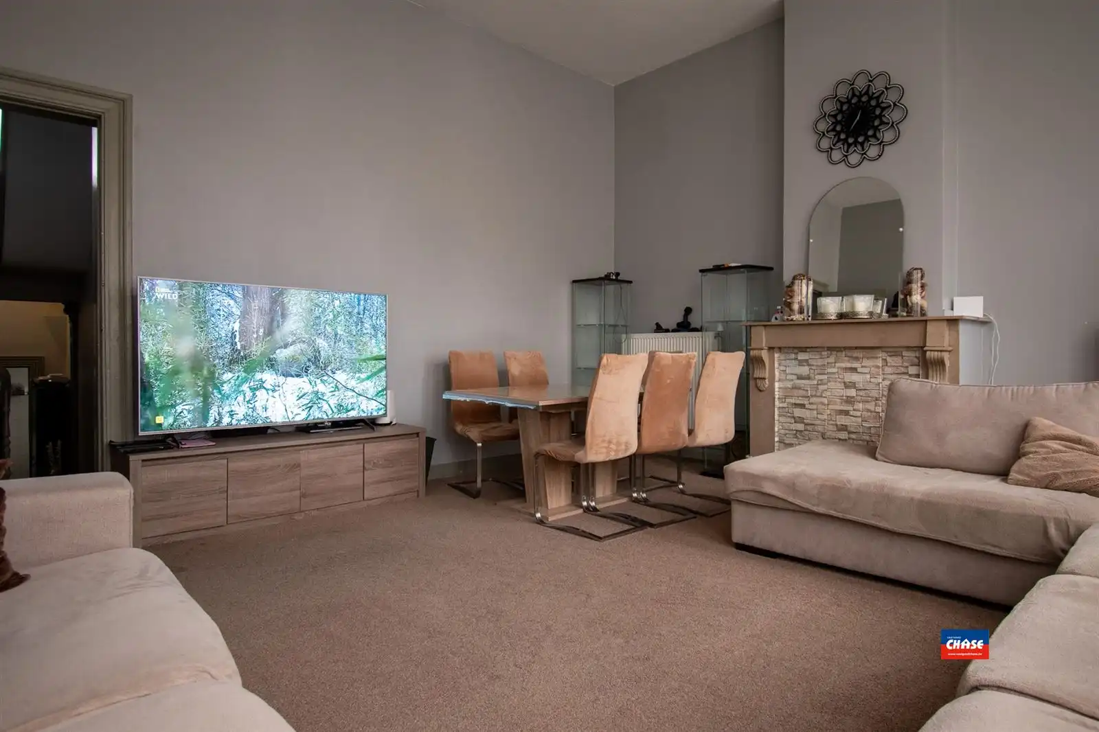 Ruime tweewoonst met mogelijk 9 slaapkamers en tuin