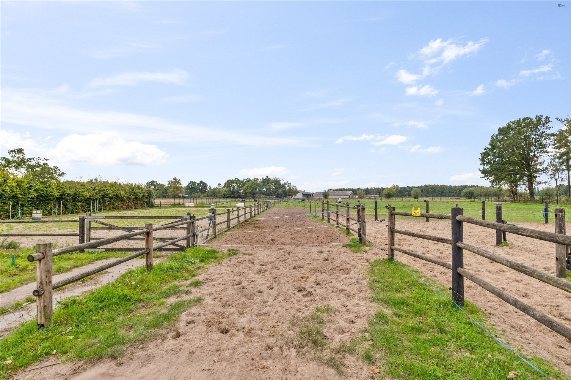 Open bebouwing + stallen op 11.268m² foto 3