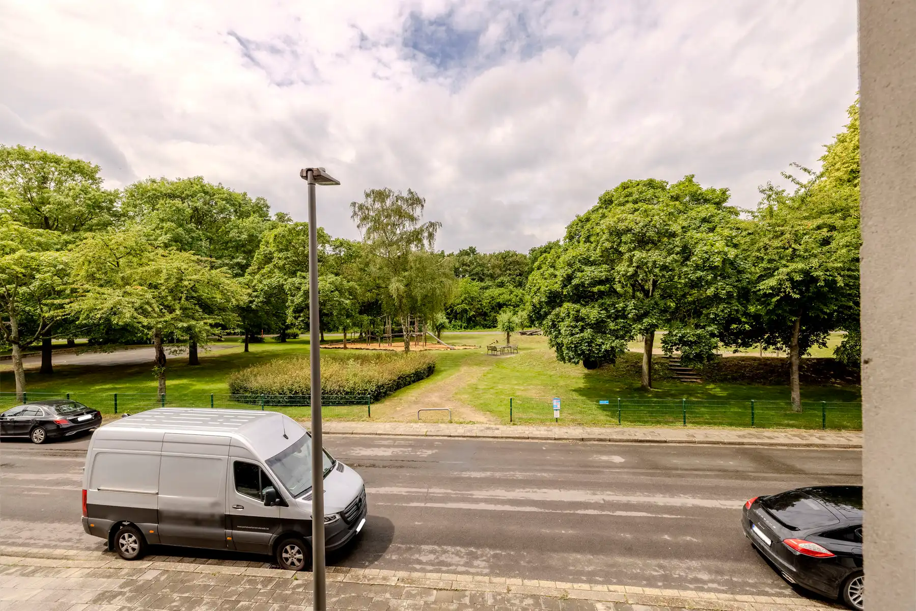 Gezinswoning met 4 ruime slaapkamers en tuin in Ekeren foto 2