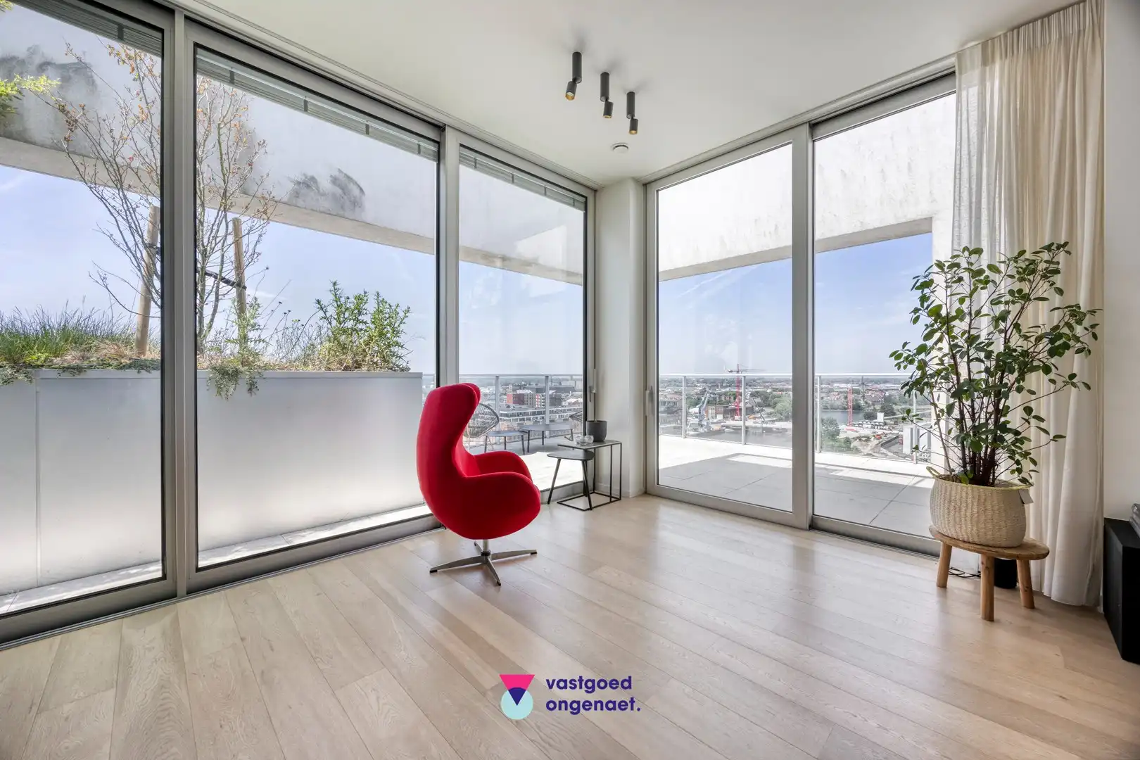 Exclusieve penthouse met zicht op water en stad foto 2