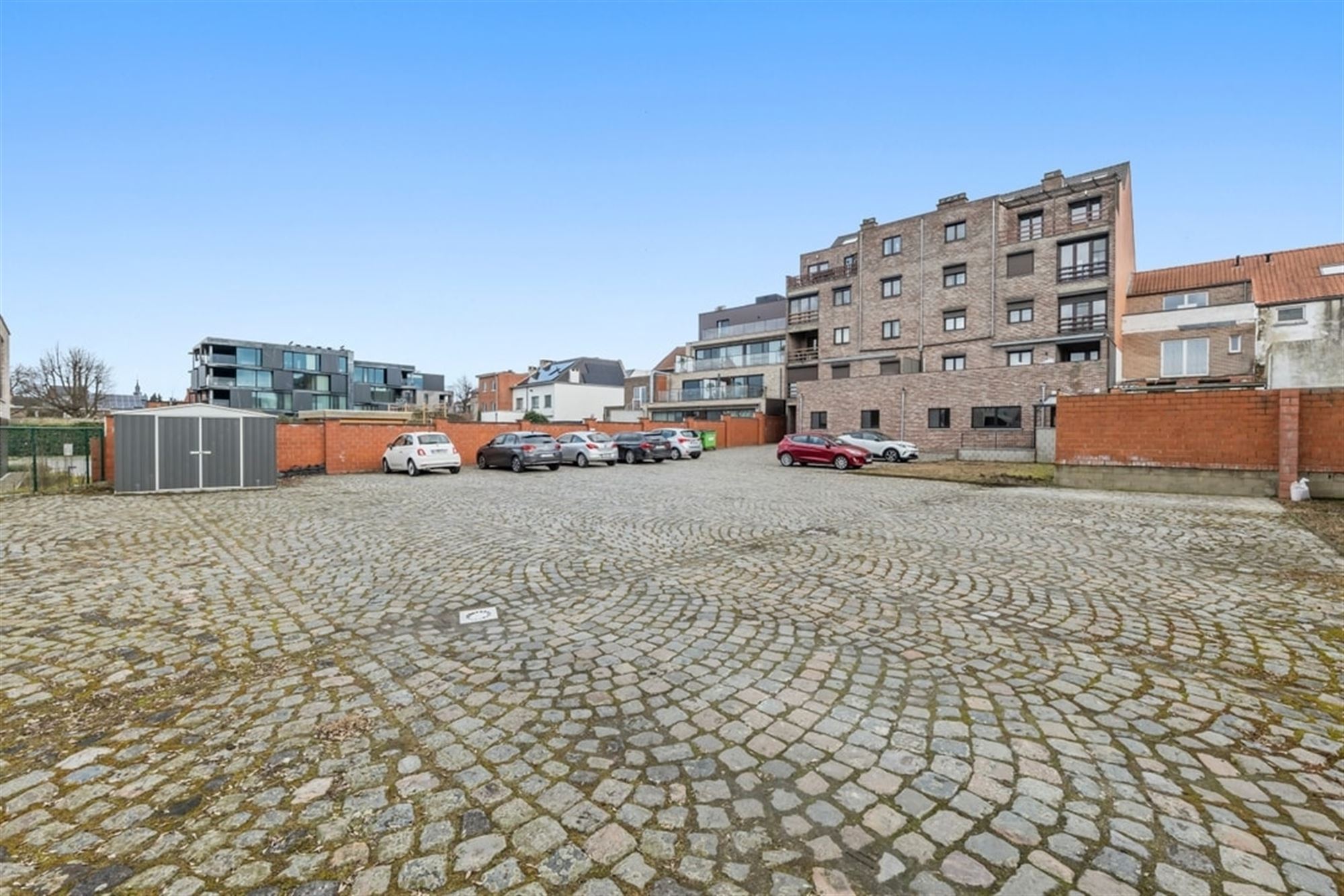 RUIM GELIJKVLOERS APPARTEMENT MET 3 SLKS EN EEN STAANPLAATS OP WANDELAFSTAND VAN HET CENTRUM VAN SINT-TRUIDEN  foto 29