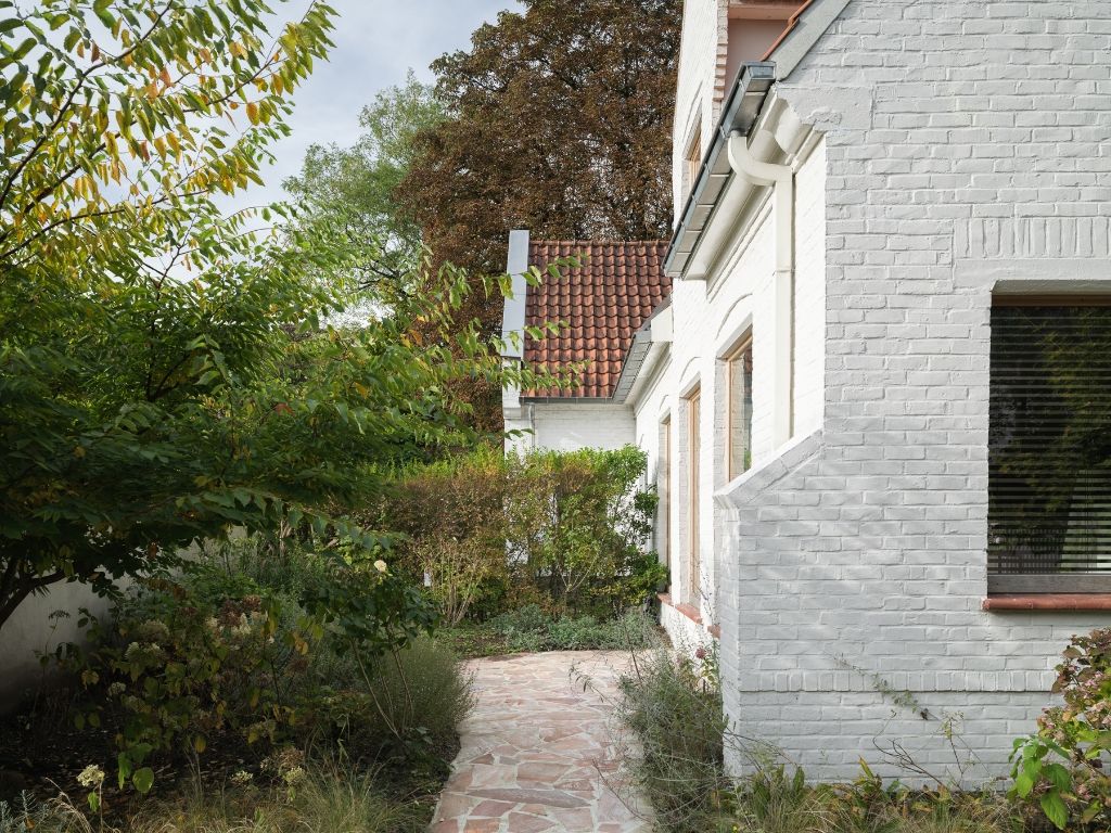 Destelbergen - Architecturale, halfopen bebouwing op fietsafstand van het Centrum van Gent met aangename tuin, 2 badkamers en 3 slaapkamers. foto {{pictureIndex}}