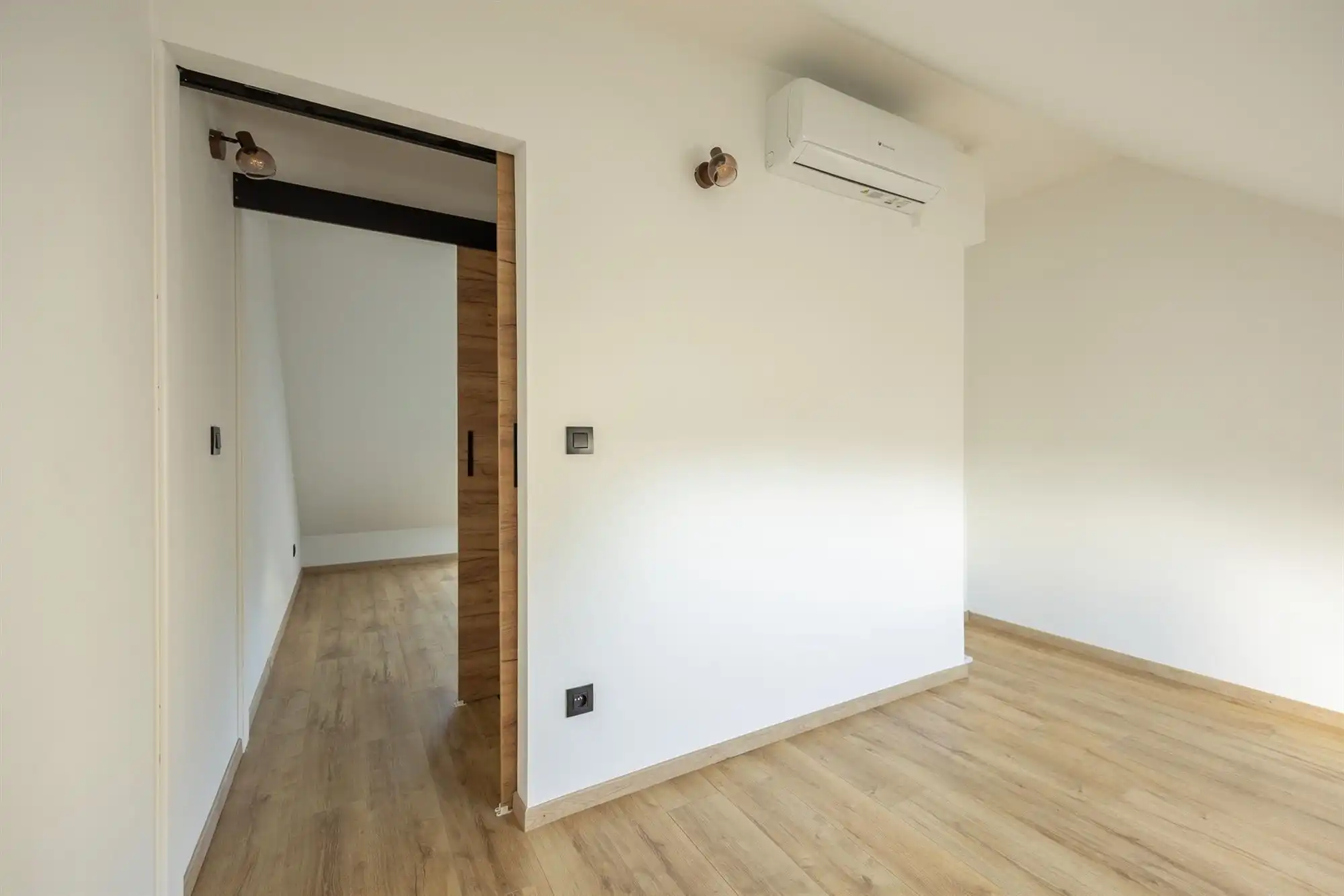 Gerenoveerde woning met drie slaapkamers en tuin foto 24