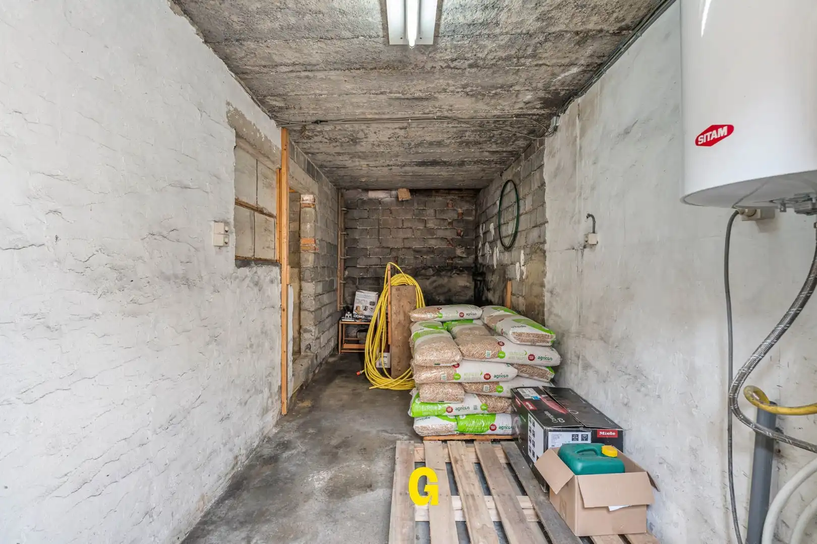 Grondig te renoveren woning met degelijke structuur en ruime tuin op 10a 67ca, met weids zicht op de achtergelegen glooiende groene omgeving foto 21