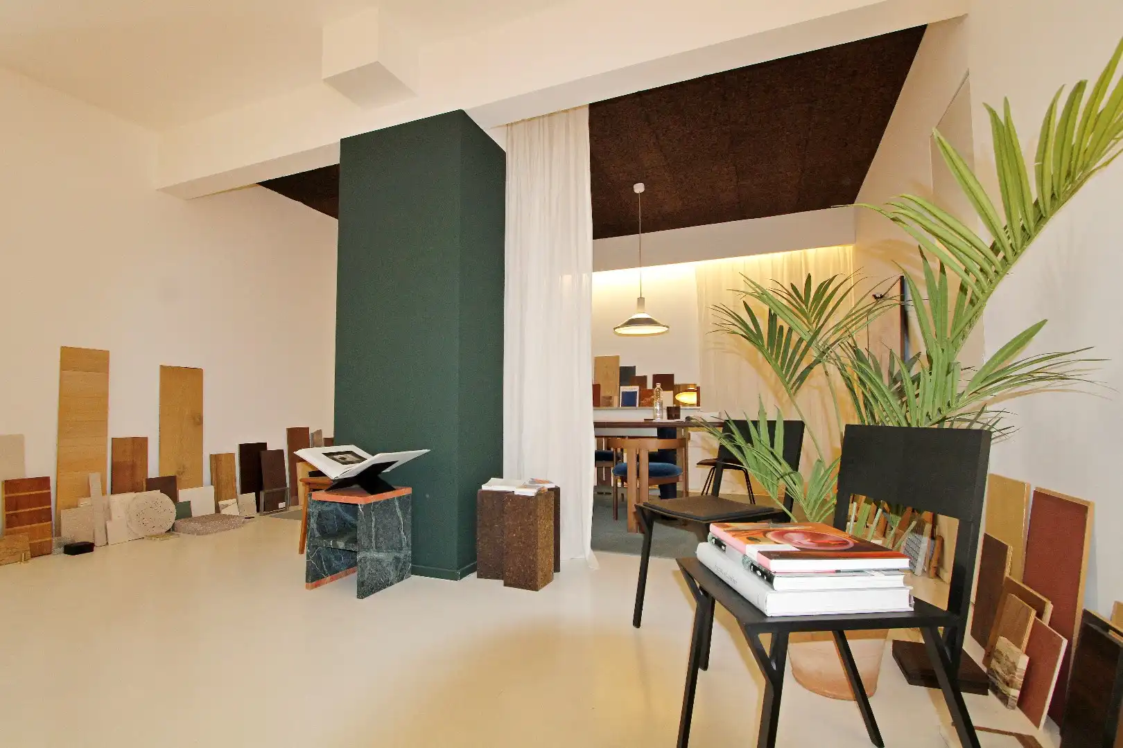 Ingericht en gemeubeld handelspand in een zijstraat van de Dumortierlaan te huur  foto 3