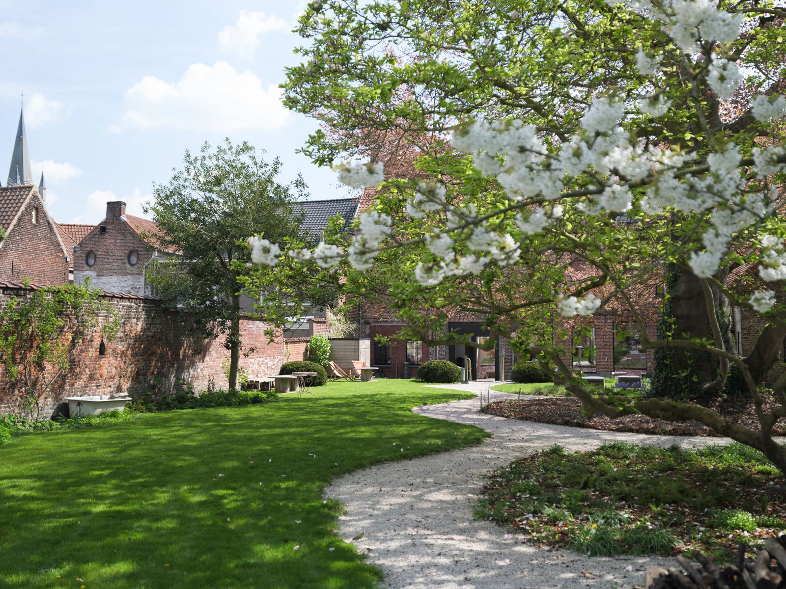 Karaktervolle woning met prachtige tuin in centrum Ronse! foto {{pictureIndex}}