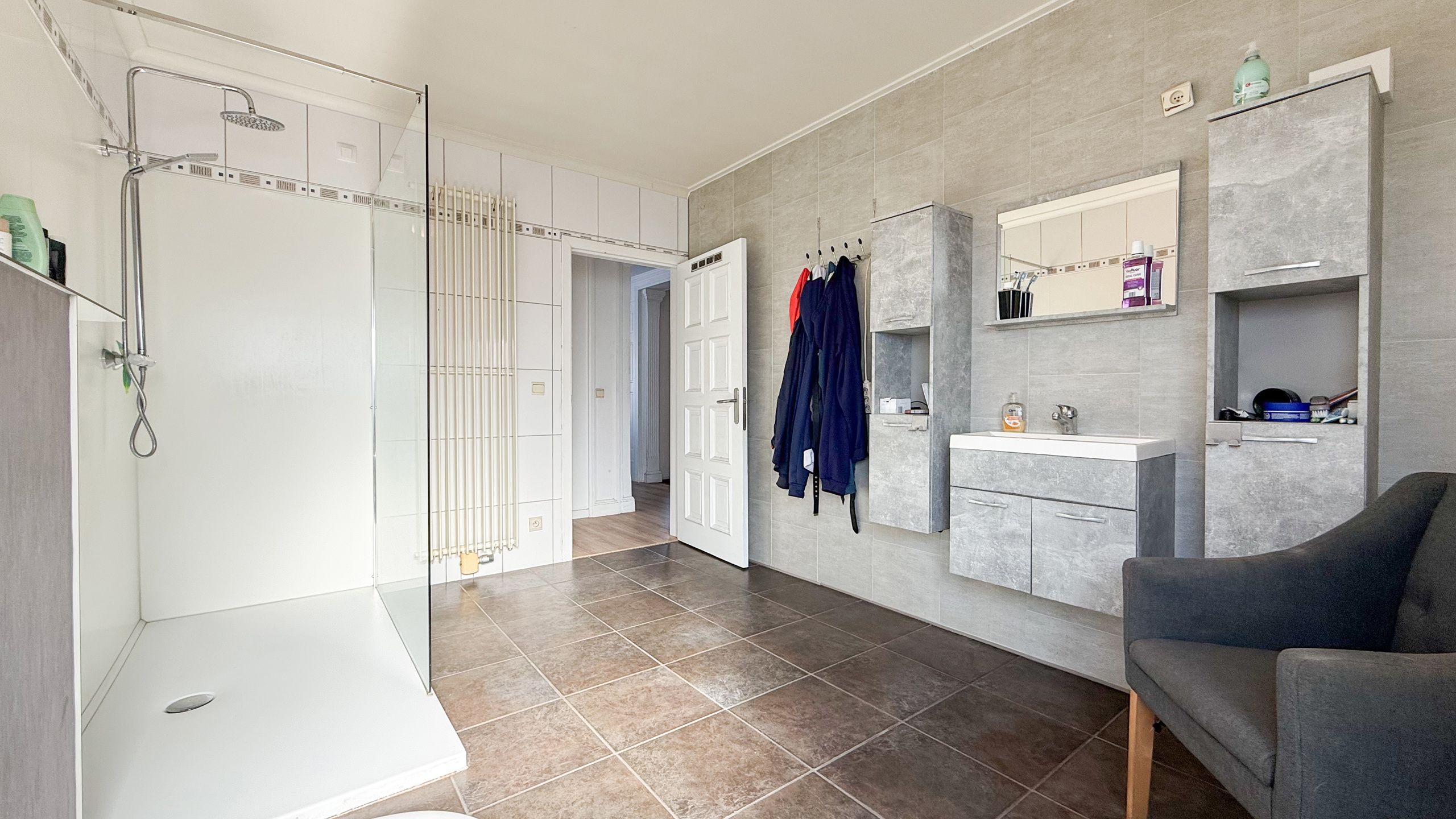 Mooie gerenoveerde woning met loods op 18are in Zonhoven! foto 16