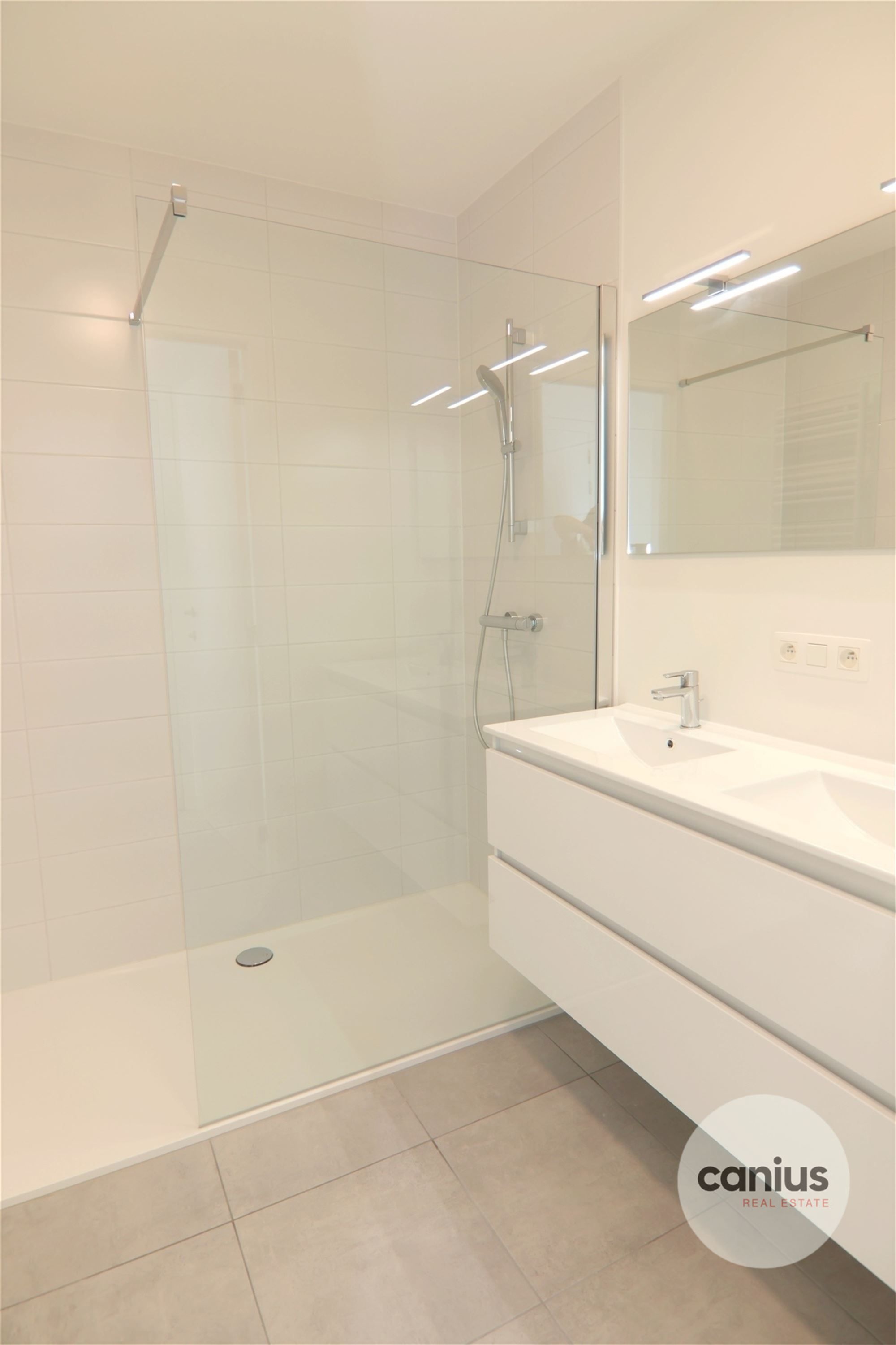 GESCHILDERD NIEUWBOUWAPP. IN HARTJE HASSELT MET 2 SLKS + TERRAS & PARKING foto 9