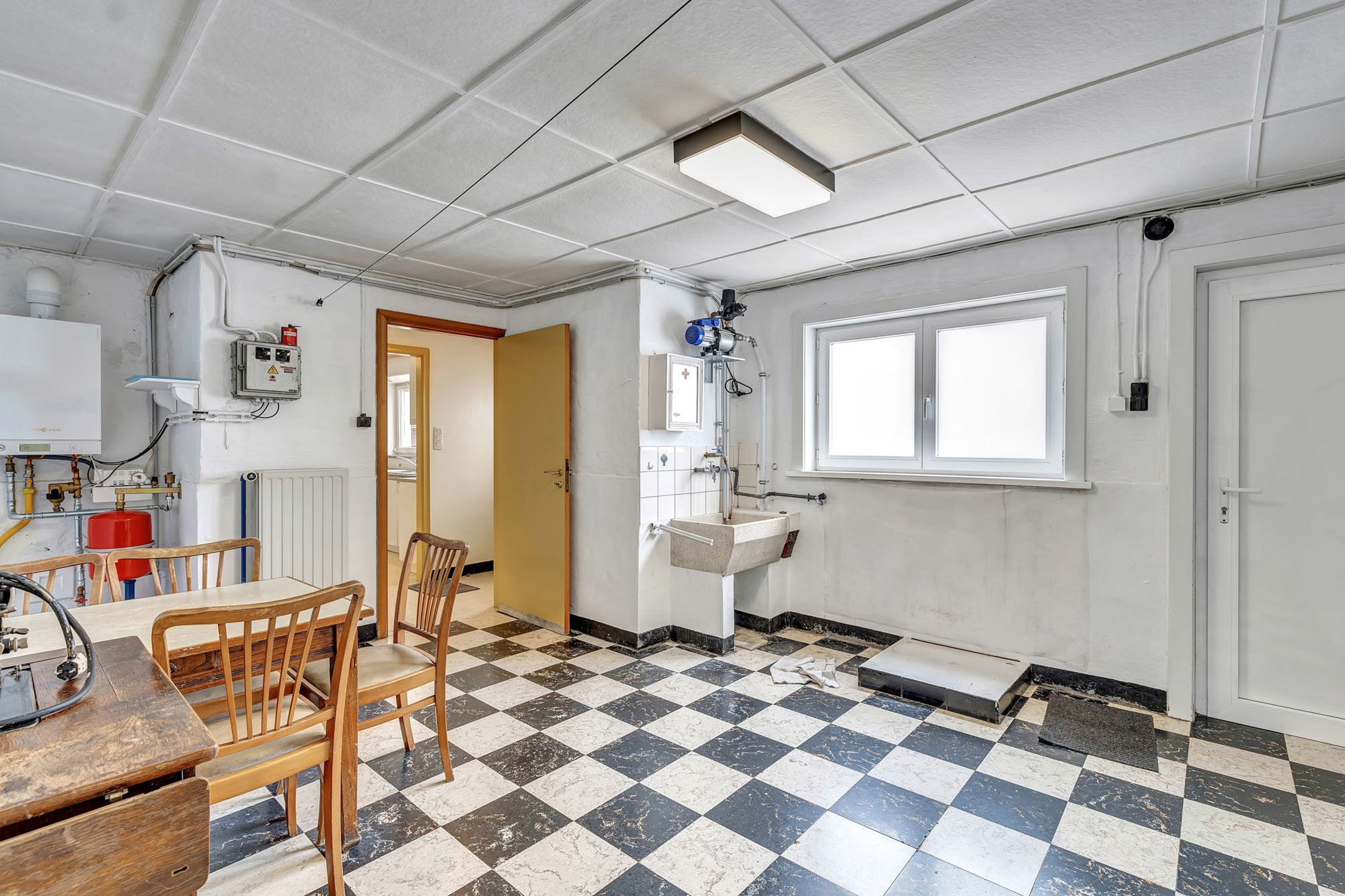 Ruime en deels vernieuwde halfopen bebouwing te Deinze foto 7