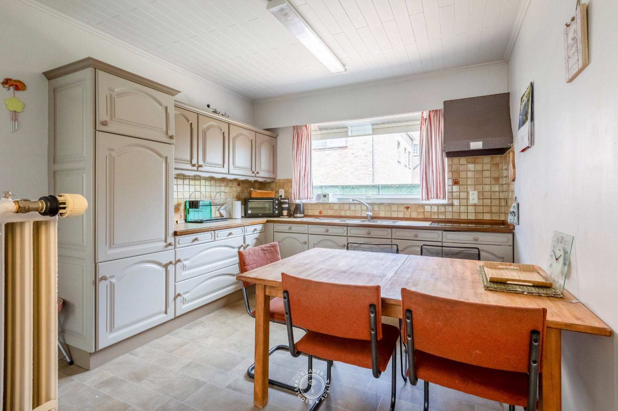 Uiterst verzorgde bungalow met garage op een uitmuntende locatie foto 12