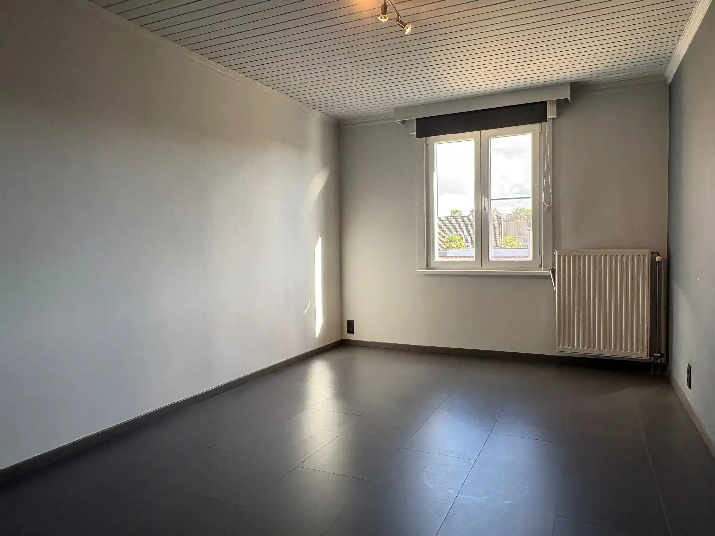 Instapklare woning te koop met uitweg en ruime garage achteraan en 3 slaapkamers met mogelijkheid tot het maken van een 4de slaapkamer.  foto 9