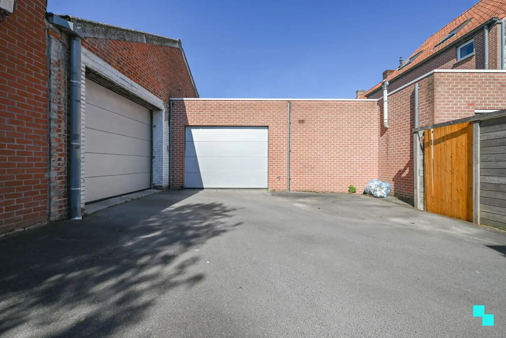 Riante halfopen woning met garage foto 38