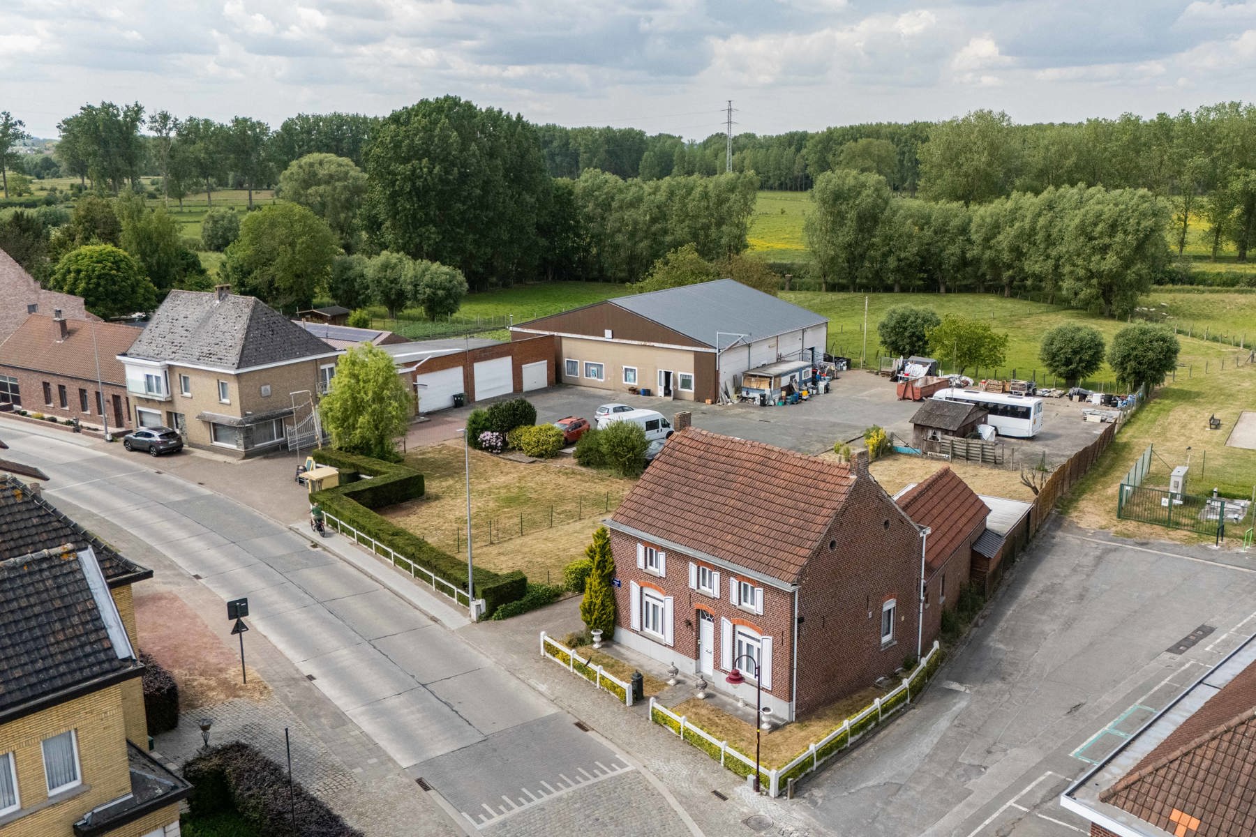 Investeringsproject op 4123 m2, 2 woningen + loods foto 6