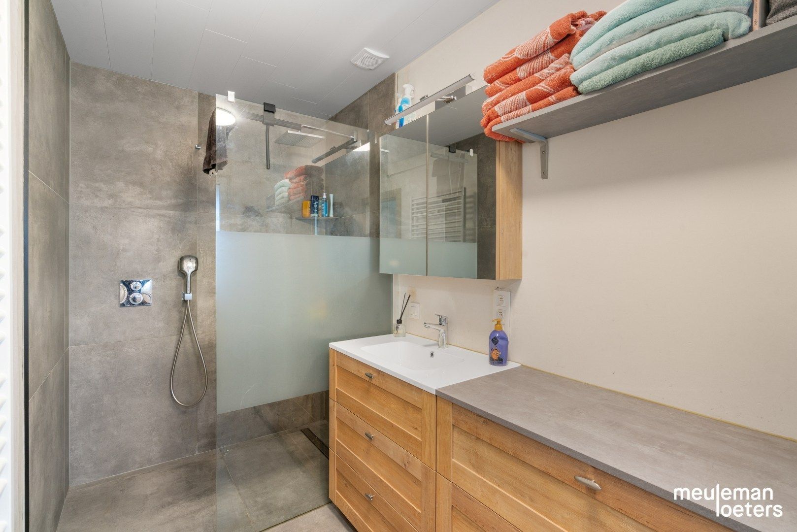 Gezinswoning met drie slaapkamers en inpandige garage  foto 10