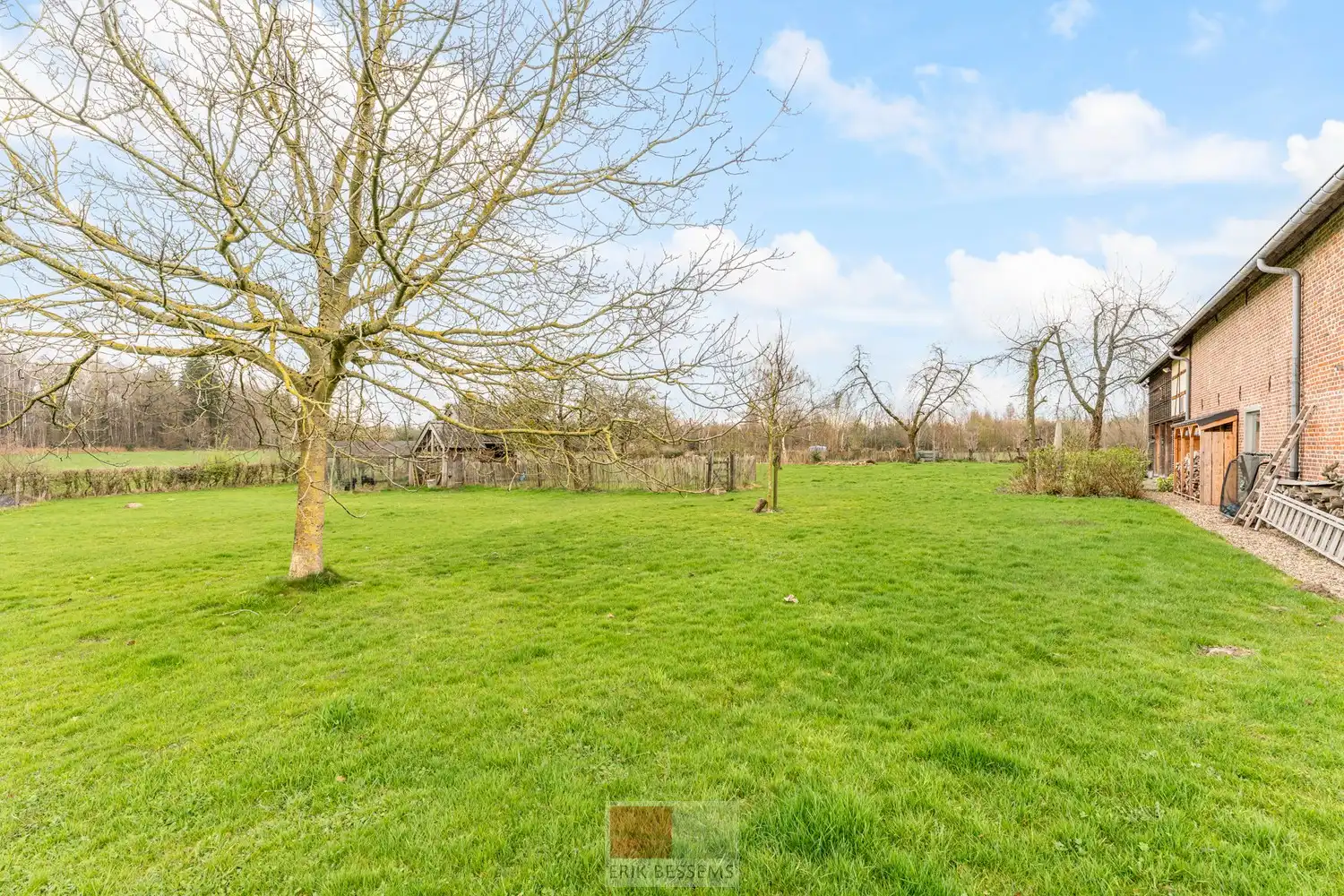 Een zeer karaktervol woonerf van maar liefst 3996 m² met bijzondere uitstraling, bestaande uit een prachtige hoofdwoning (voormalige schuur en stallen) en een charmant vakwerkhuis. foto 42
