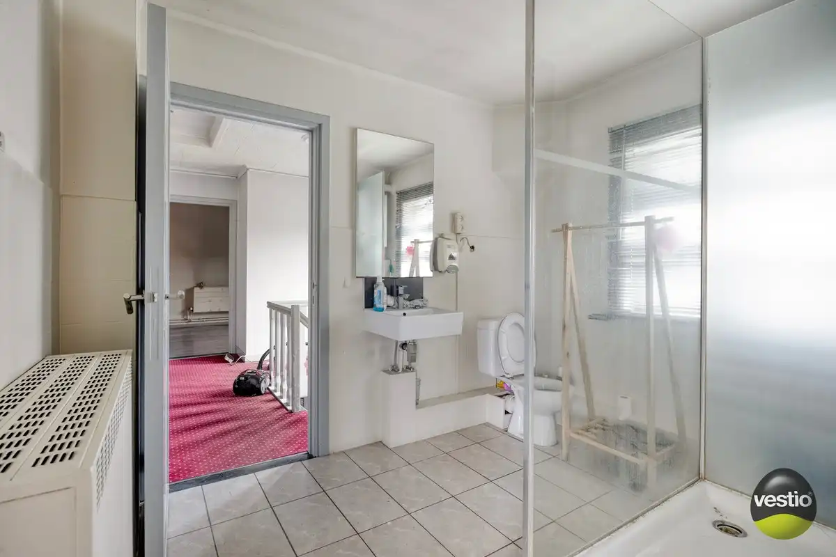 Ruime te renoveren woning met 3 slaapkamers op vlot bereikbare ligging (Genkersteenweg). foto 13