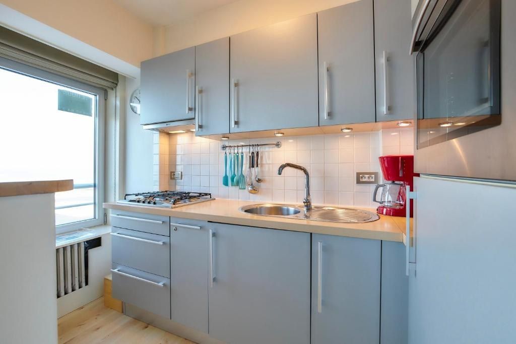 INSTAPKLARE STUDIO MET SCHITTEREND ZICHT OP ZEE  foto 2