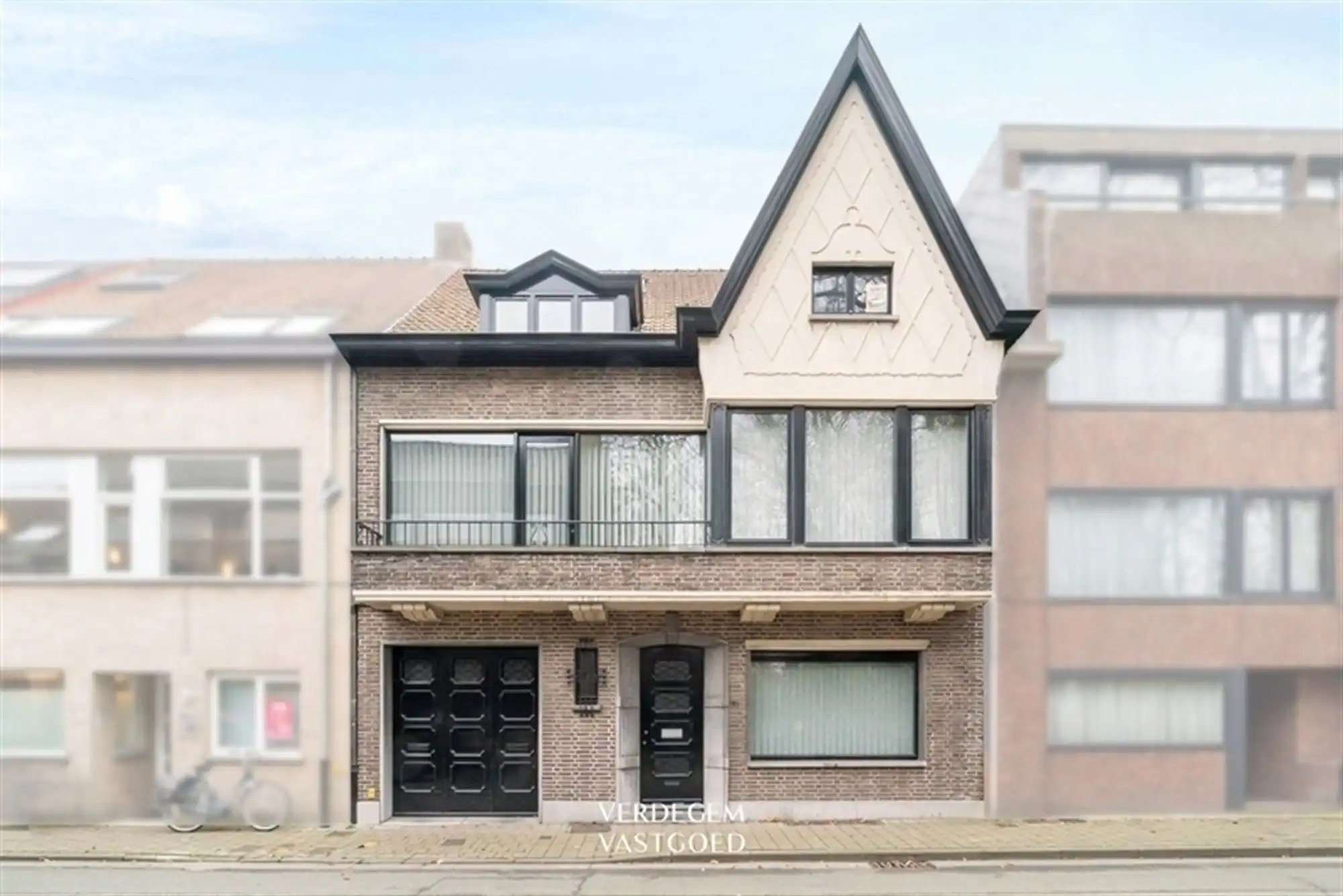 Architecturale woning met meerdere slaapkamers, garage en prachtige tuin foto 2