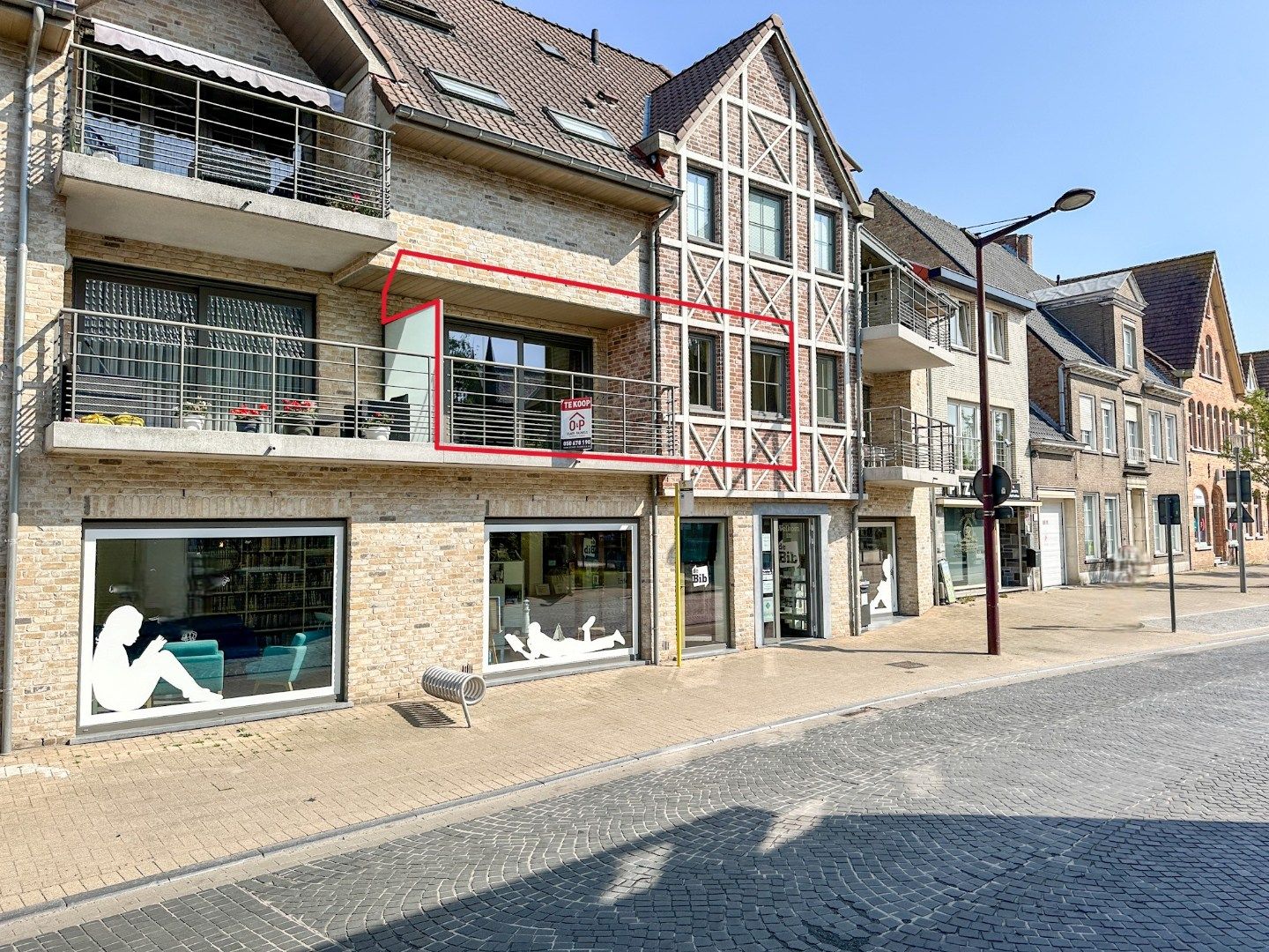 Instapklaar energiezuinig appartement hartje Eernegem, met zonnig terras op topligging. foto {{pictureIndex}}