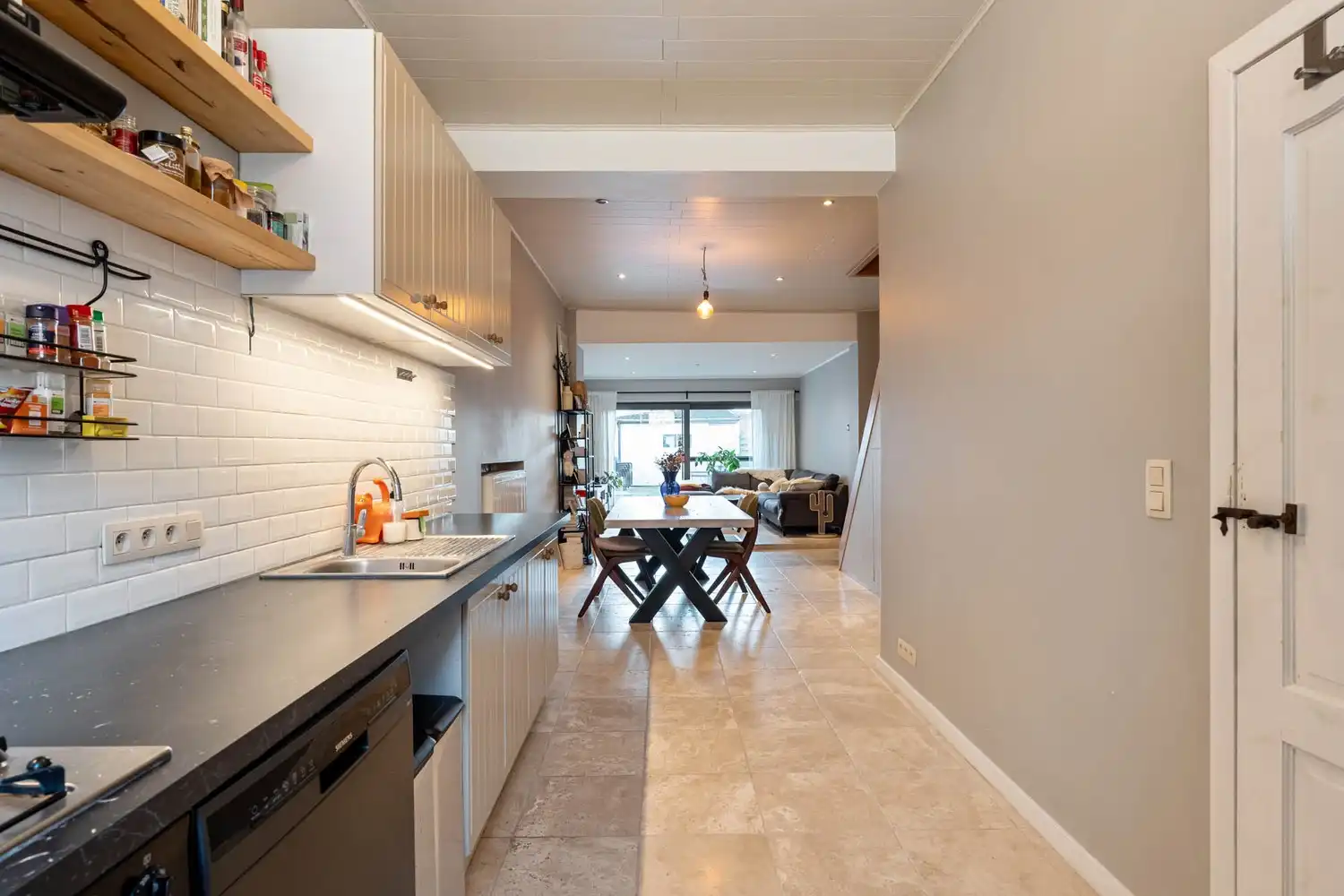 Goed gelegen halfopen bebouwing met 3 slaapkamers en een tuin met een poortje naar de straat te Wilsele! foto 5