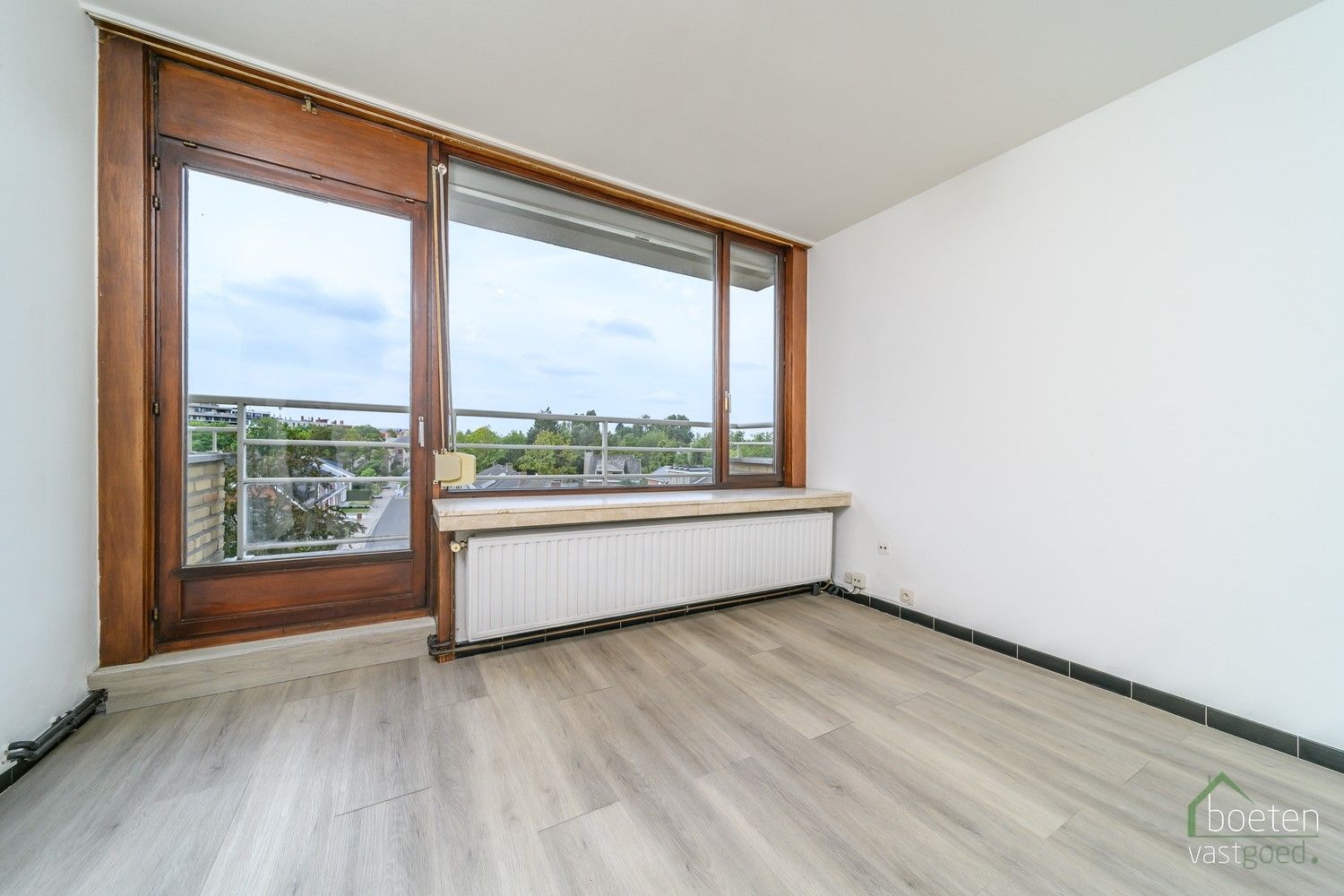 IEPER: Interessant 1 slaapkamer-appartement (4de verdiep) met alle basiscomfort op rustige doch vrij centrale ligging. foto 6