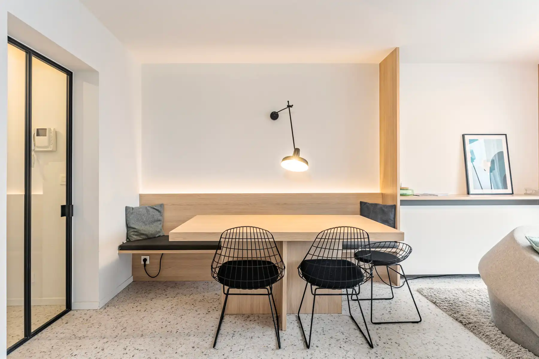 Stijlvol gerenoveerd appartement met zijdelings zeezicht foto 3