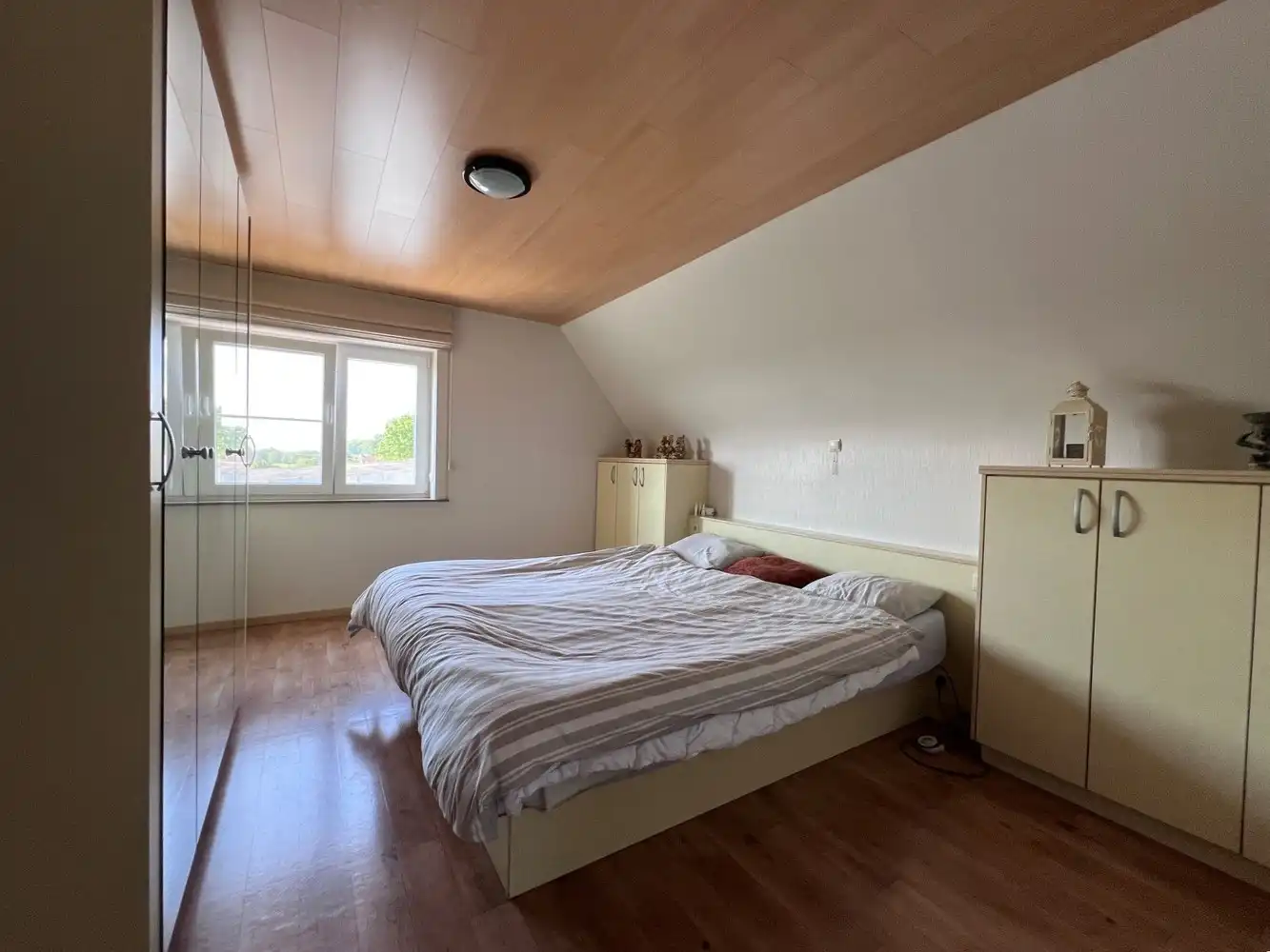 Instapklare woning met 4 slaapkamers, loods en dubbele garage foto 10