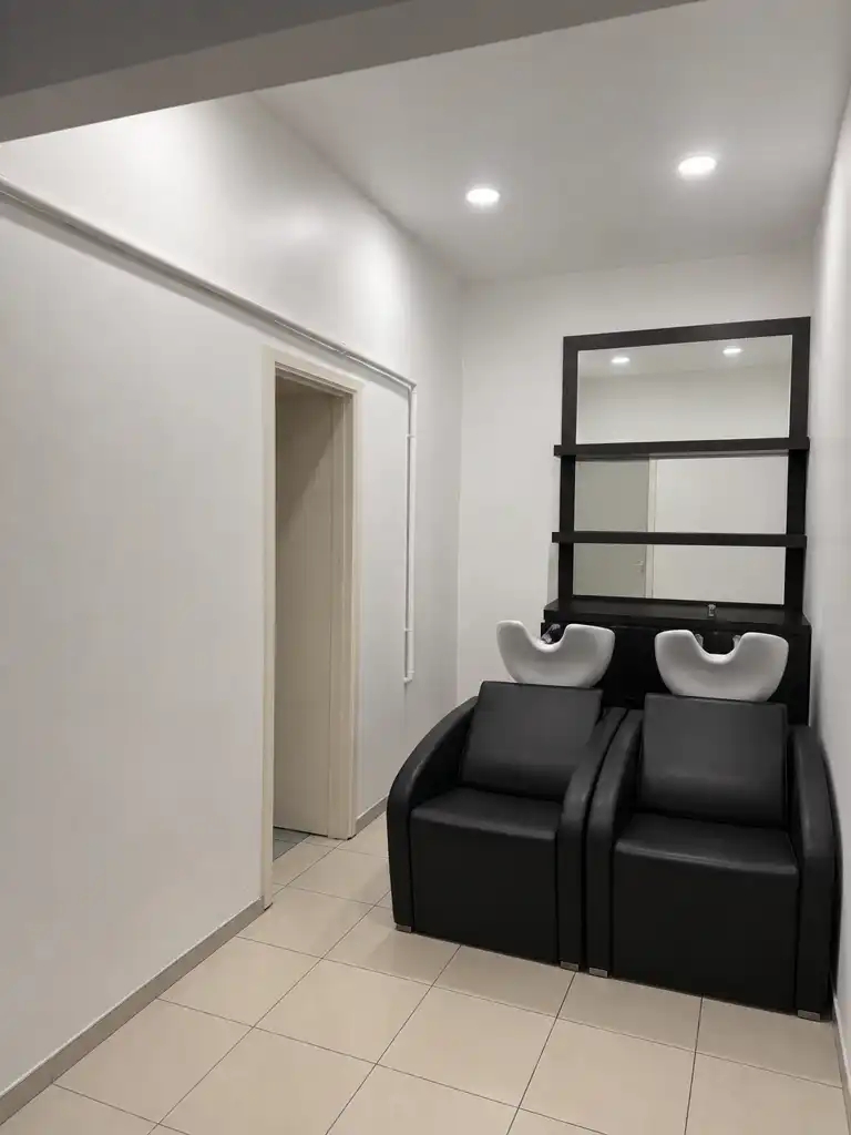 Handelszaak gelijkvloers met 2 bergingen en toilet foto 4