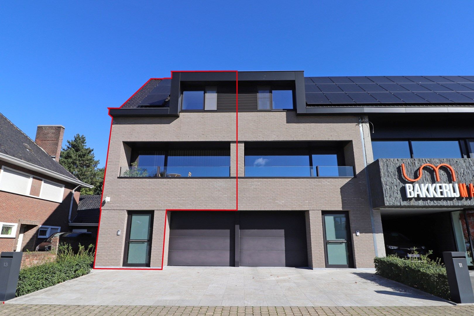 Lichtrijke woning met carport foto {{pictureIndex}}