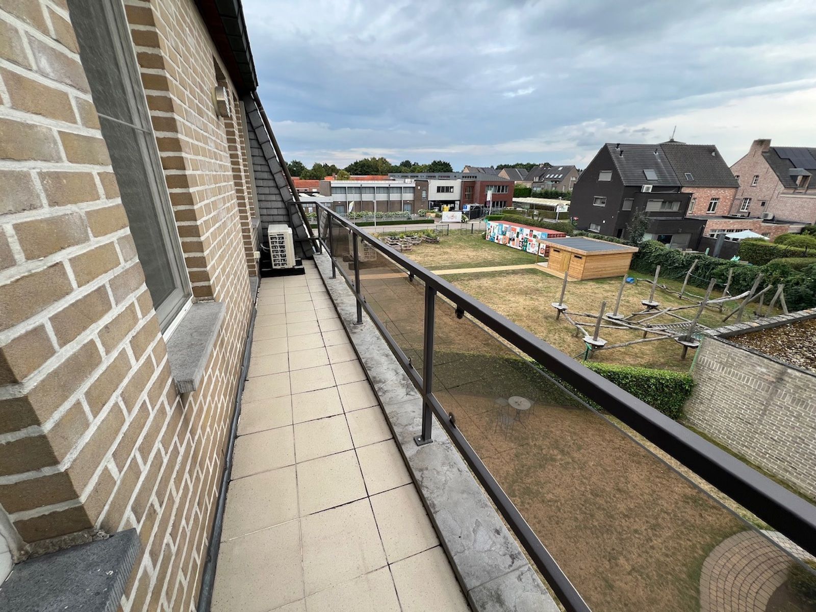 App met 2 slpk, bureau, terras en parking foto 2