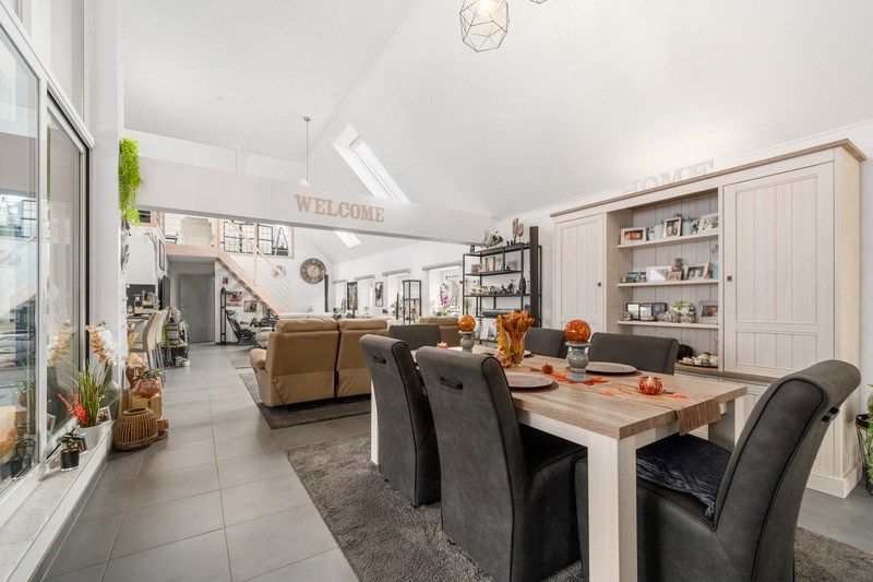 Stijlvol loftappartement met mezzanine en 2 slaapkamers – centrum Lokeren foto 3