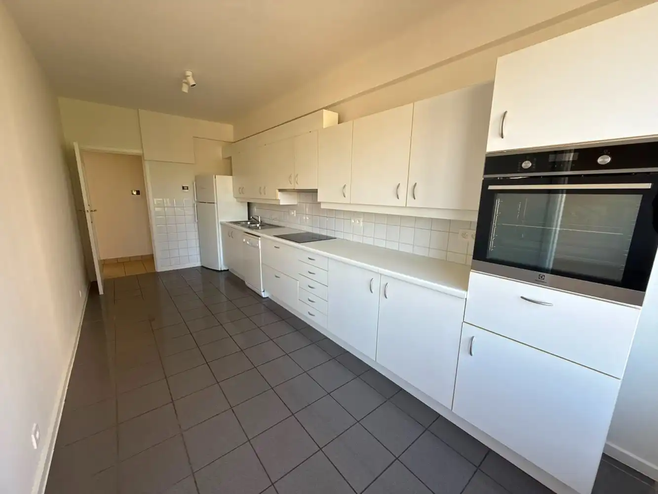 Mooi, gerenoveerd twee-slaapkamerappartement op het tweede verdiep foto 2