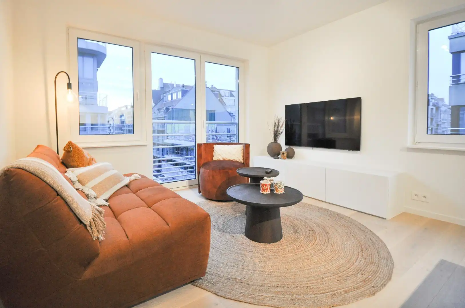 Volledig gerenoveerd hoek-appartement gelegen op enkele stappen van de zee. foto 2