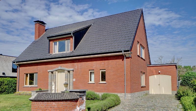 Hoofdfoto van de publicatie: Klassieke villa van 305m² met ruime garage op 7 are 48 ca