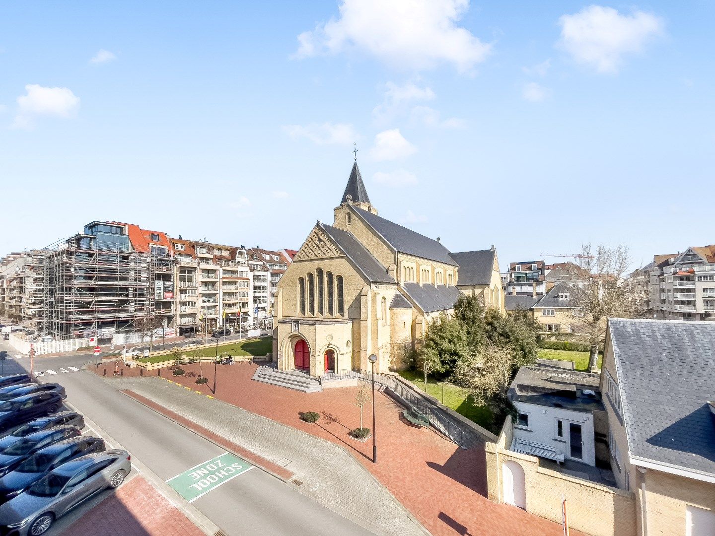 Ruim appartement (ca. 180m²) met een gevelbreedte van meer dan 13 meter, rustig gelegen, in het centrum tegenover de H. Hartkerk. foto {{pictureIndex}}