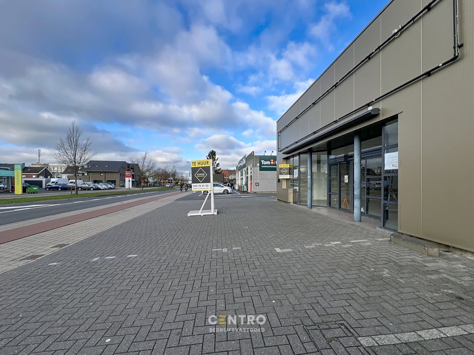 Topligging naast Tom&Co en Kwarto! Handelspand + magazijn met parkeergelegenheid langs de Westlaan in Roeselare. foto 16
