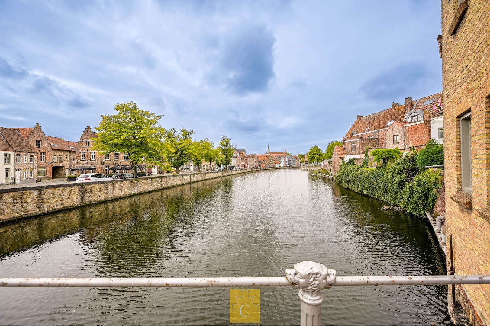 sfeervolle grachtenwoning met terrastuin aan het water foto 3