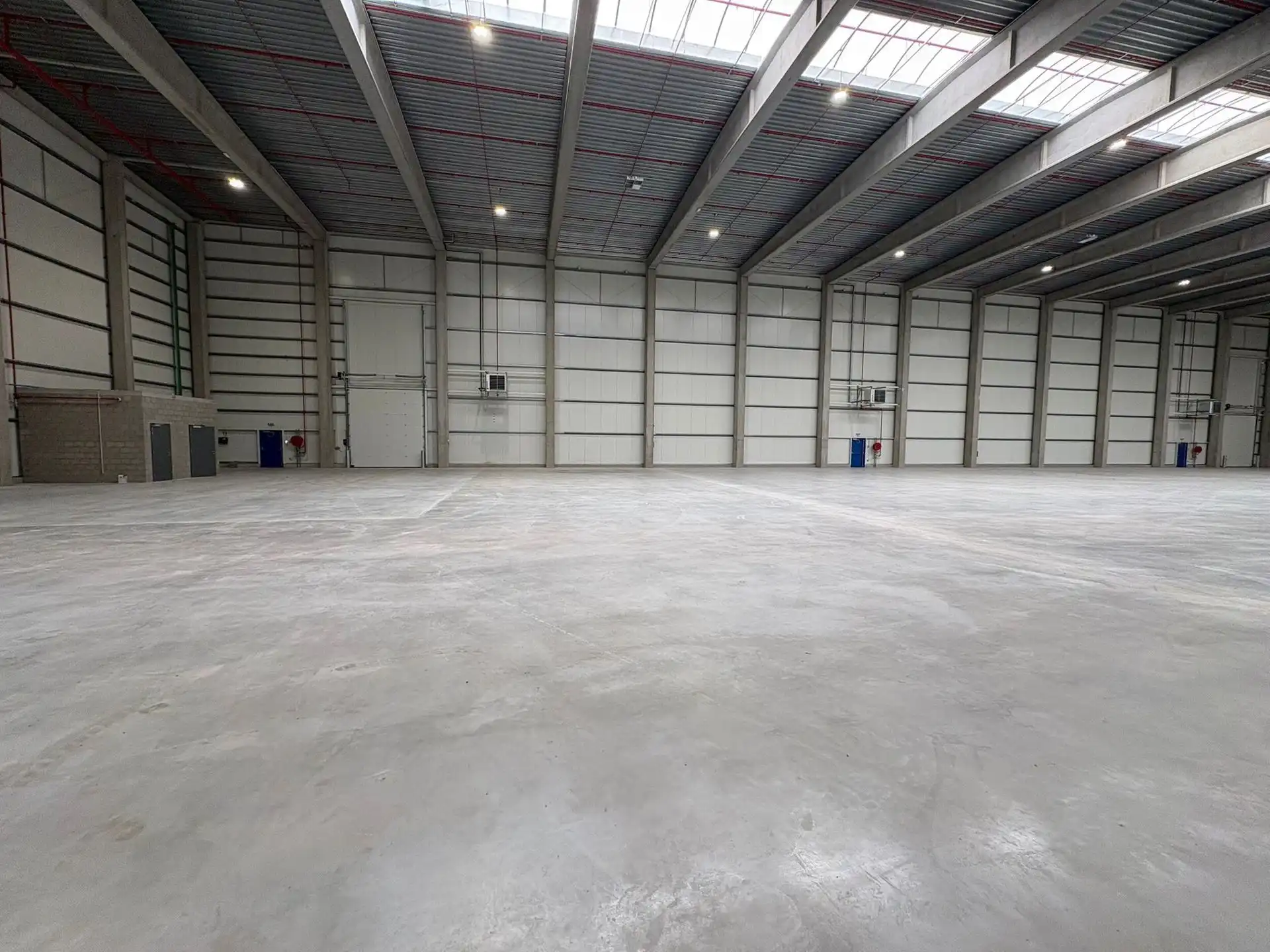 Nieuwbouw magazijn van 6.444m² met 5 los- en laadkades te huur. foto 4