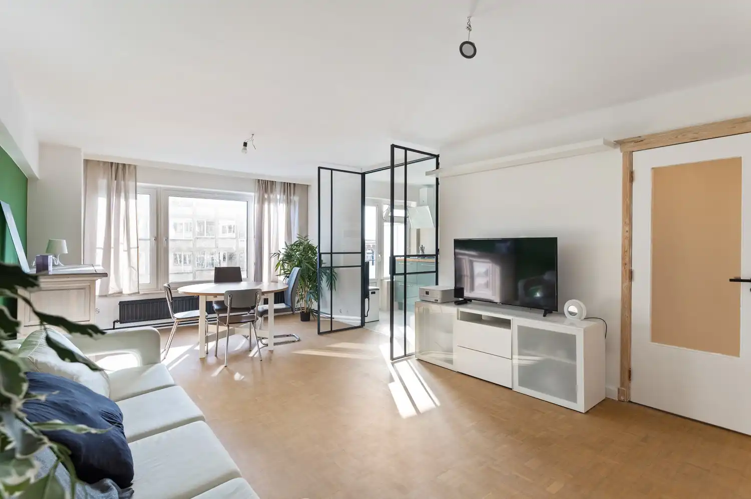 Gerenoveerd appartement met 2 slaapkamers en staanplaatsen te Antwerpen! foto 4