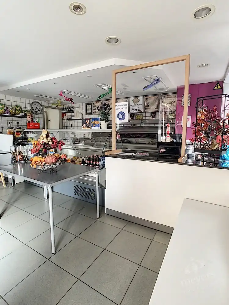 Ruime handelsruimte met woonst op zichtbare ligging in Koersel foto 4
