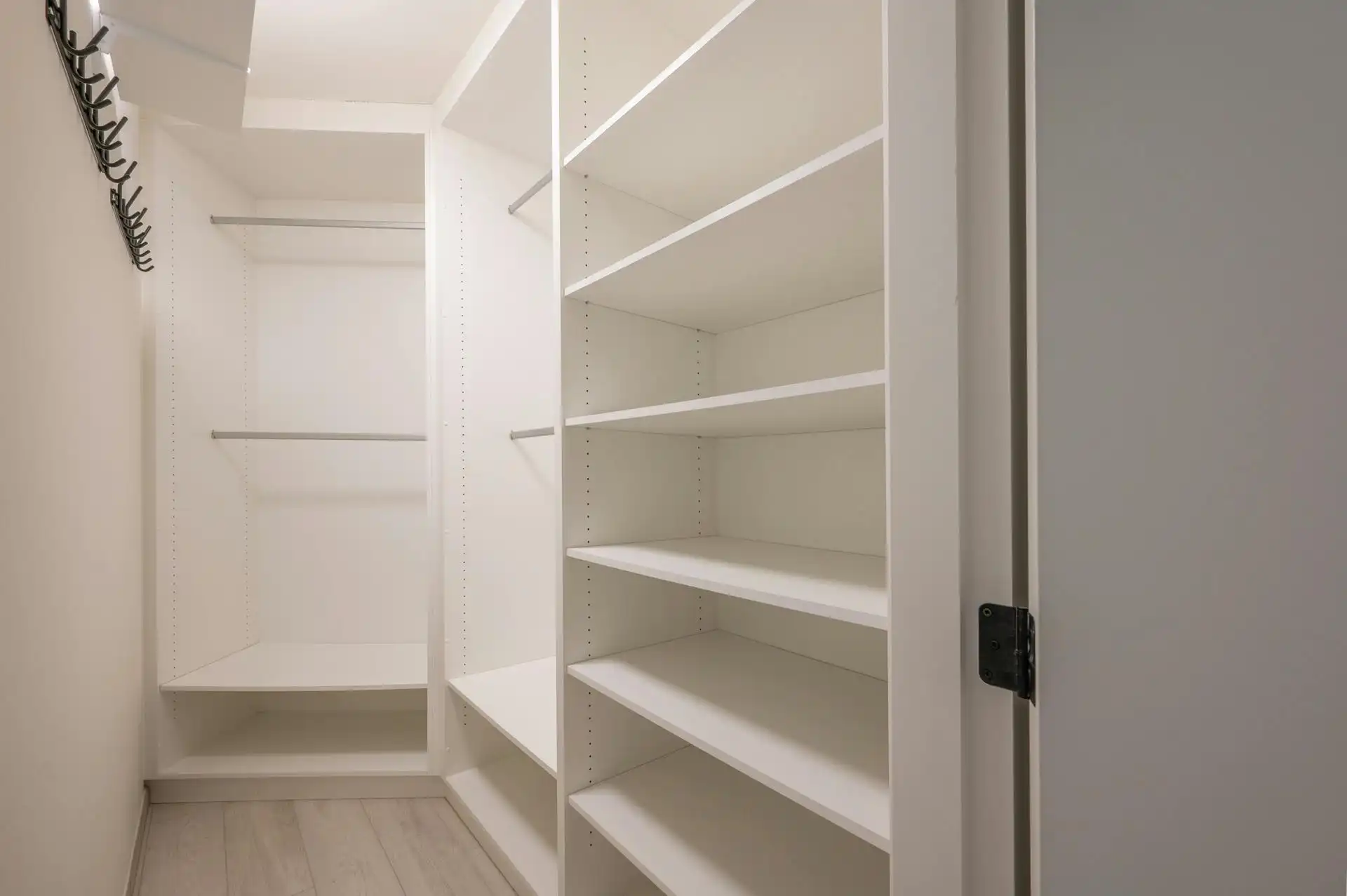 Ruim appartement met terras en zicht op jachthaven te koop foto 16