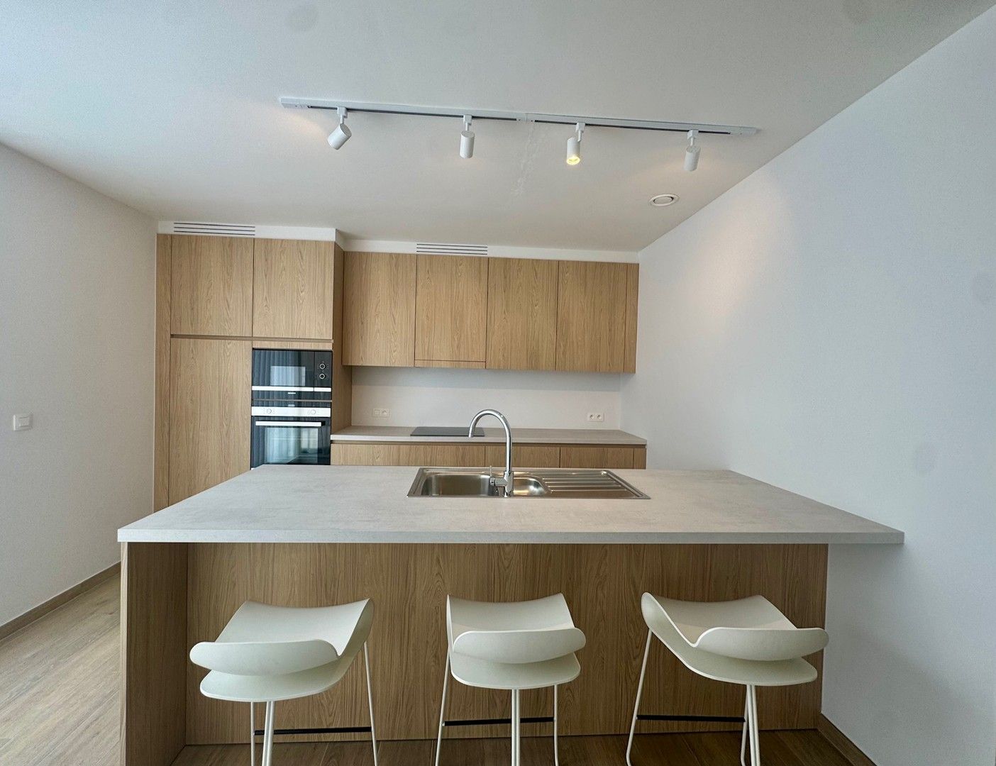 Luxueus wonen in hartje Zwevegem! foto 7