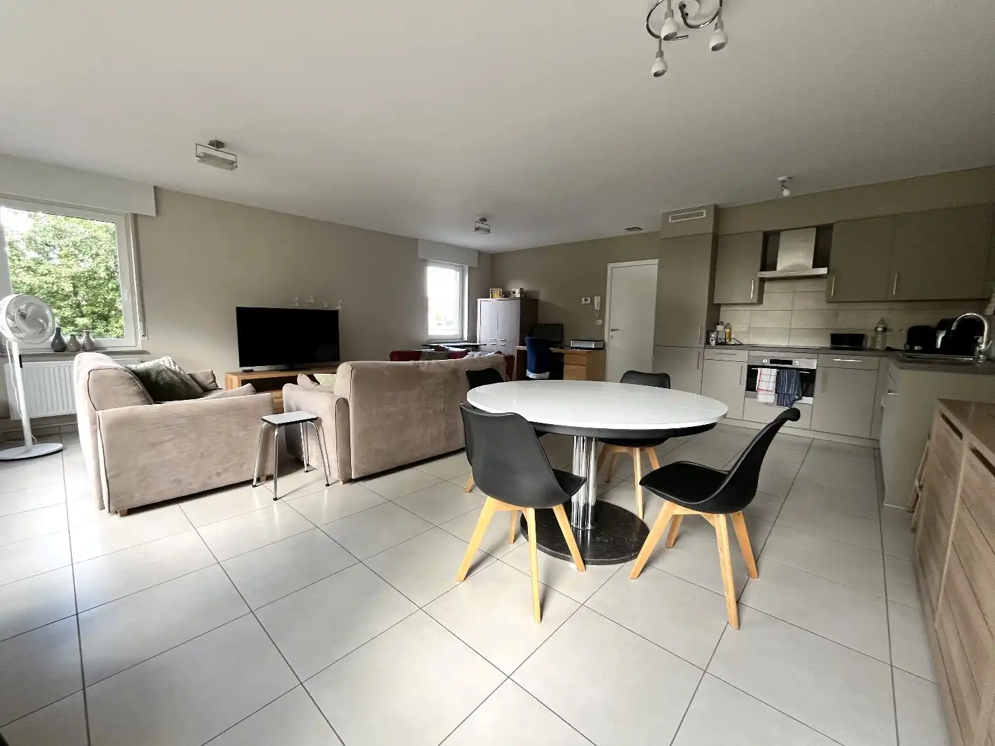 Comfortabel 2-slpk appartement met terras en garage foto 4