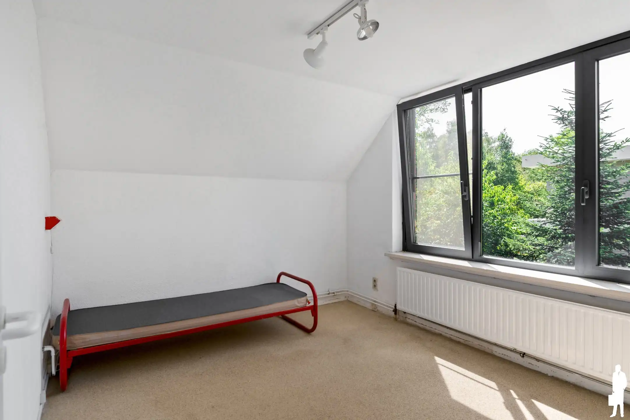 Welgelegen te renoveren villa met 5-7 slpks en 2 badks foto 32