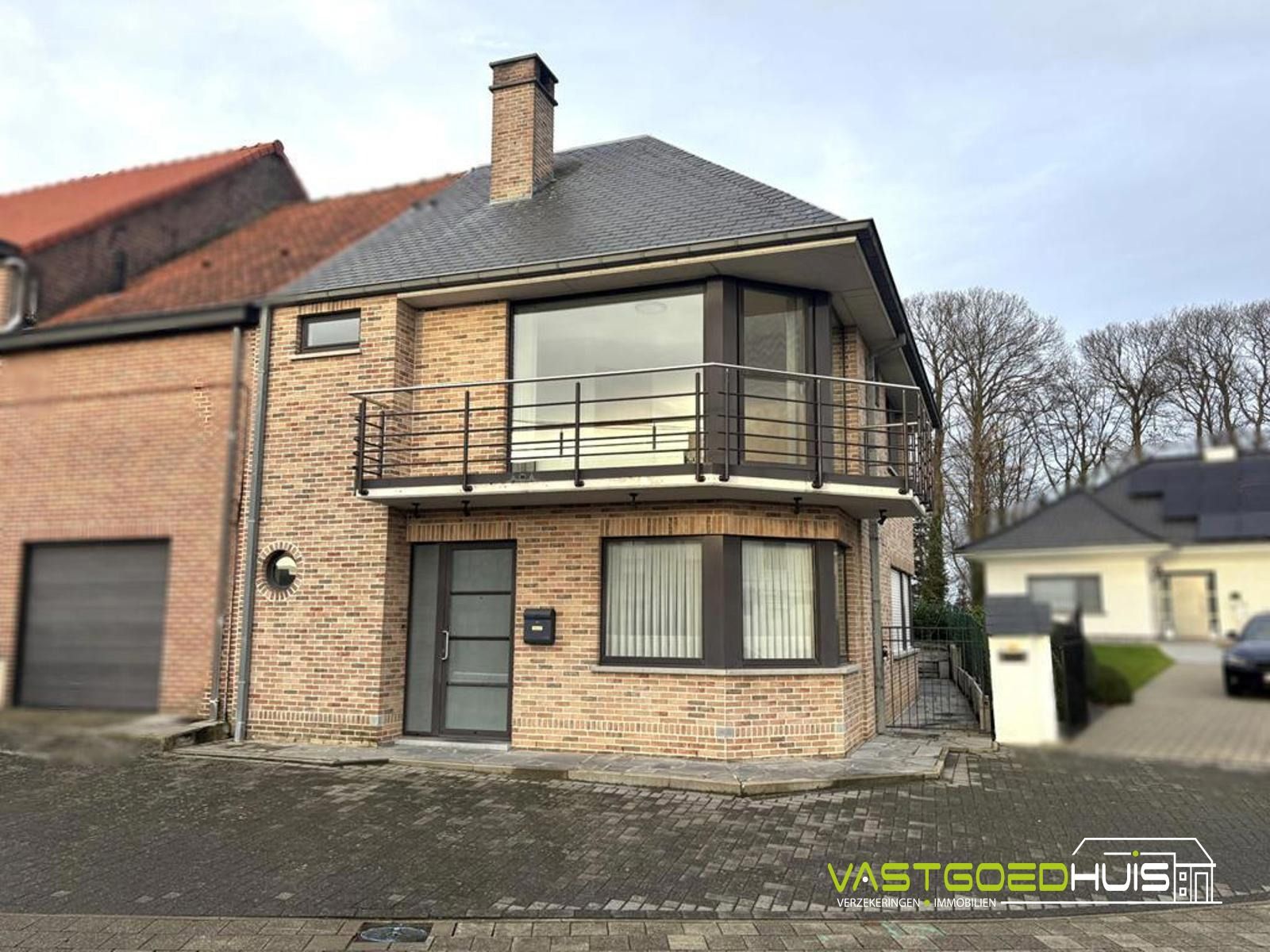 Instapklare halfopen bebouwing met 4 slaapkamers!  foto {{pictureIndex}}