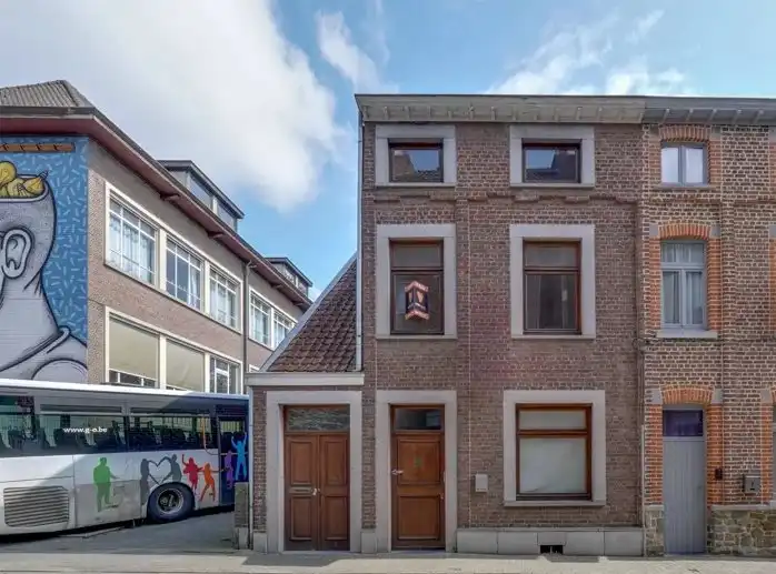 Hoofdfoto van de publicatie: Authentiek herenhuis, klaar voor een renovatie.