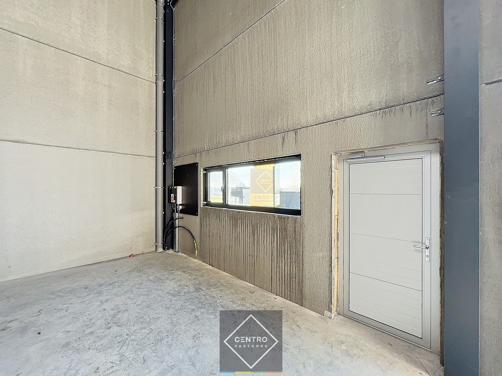 NB MAGAZIJN van 180m² (vrije hoogte 7m !) , voorzien van sectionaalpoort, deur, raam en 2 parkeerplaatsen te SLEIHAGE (Oostnieuwkerke). foto 7
